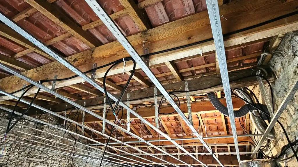 Mise en place d'une ossature métallique pour plafond suspendu avec passage de réseaux à La Haye-Fouassière.