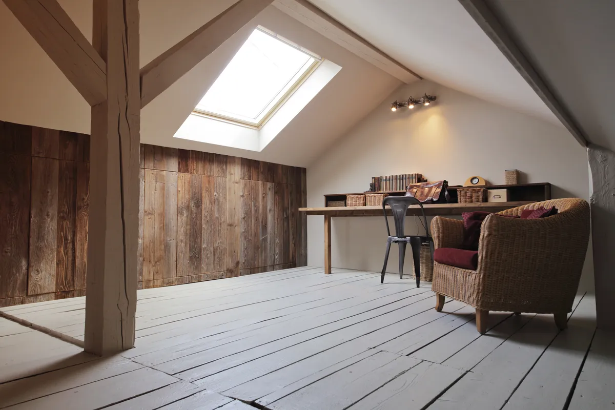Isolation, pose de plaques de plâtre sur rampants, habillage du velux pour exploiter le potentiel de ces combles
