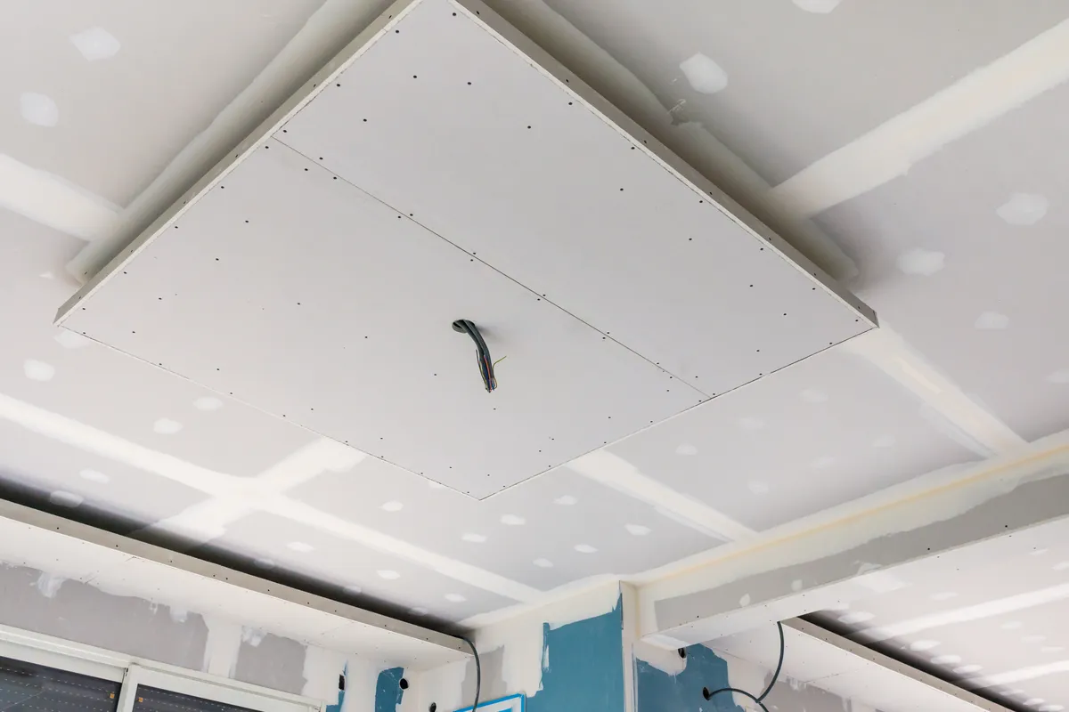 Création de faux plafond suspendu en plaques de plâtre pour une intégration d'éclairage d'ambiance rasant led