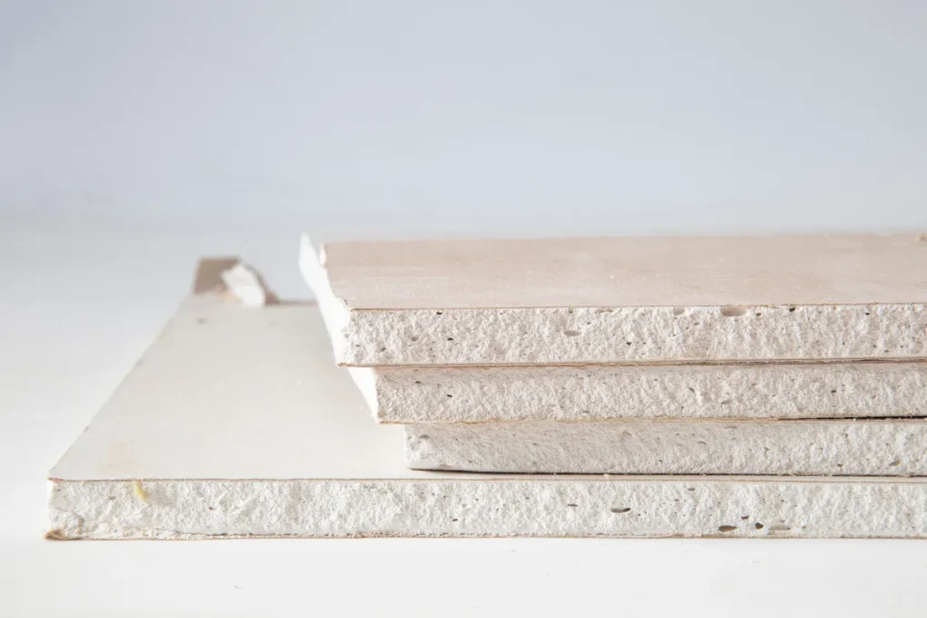 Stock de plaques de plâtre type Placo BA13 pour chantier de rénovation intérieure